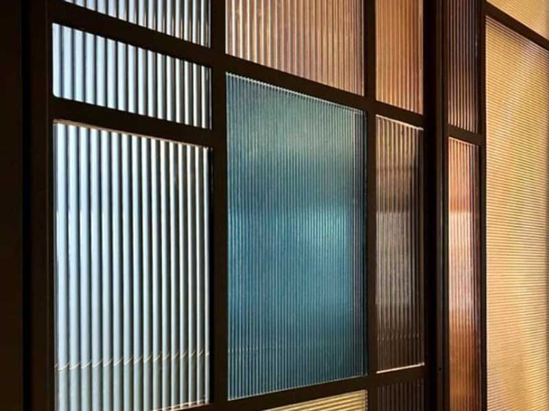 Giảm ngay 20% chi phí thi công kính hoa văn nhờ tuyệt chiêu này 5 Kính Sọc (Fluted Glass / Ribbed Glass) – Chuẩn phong cách hiện đại