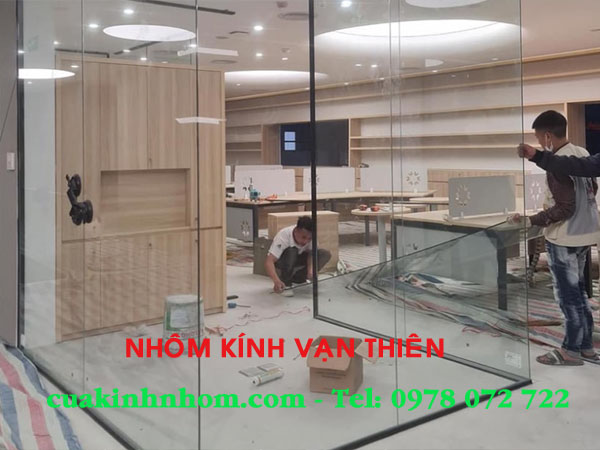Cập nhật bảng giá sửa cửa kính Tphcm chi tiết mới nhất: Tiết kiệm đến 25% chi phí tại Vạn Thiên 5 gia-sua-cua-kinh-tphcm