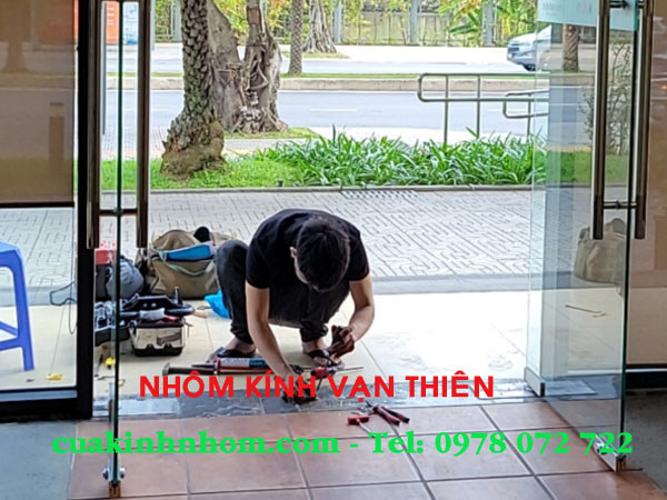 Cập nhật bảng giá sửa cửa kính Tphcm chi tiết mới nhất: Tiết kiệm đến 25% chi phí tại Vạn Thiên 4 gia-sua-cua-kinh-tphcm