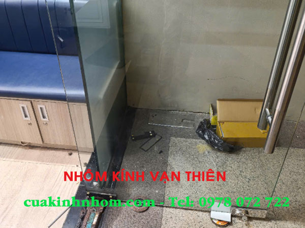 24h Phục vụ: Thợ sửa cửa kính cường lực Tphcm tại nhà chuyên nghiệp, có mặt sau 15 phút. 2 sua-cua-kinh-cuong-luc-tphcm