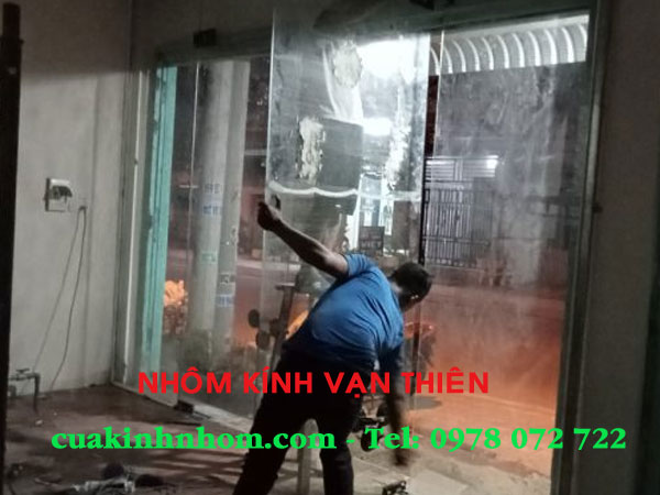 24h Phục vụ: Thợ sửa cửa kính cường lực Tphcm tại nhà chuyên nghiệp, có mặt sau 15 phút. 4 sua-cua-kinh-cuong-luc-tphcm