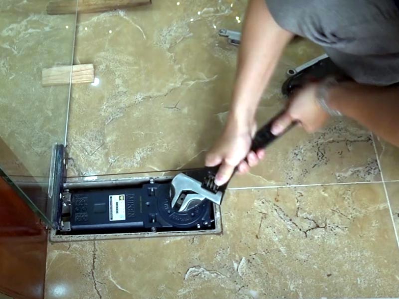 Sửa bản lề cửa kính cường lực giá rẻ: Chỉ từ 150k cam kết dứt điểm lỗi 4 Đục bỏ bản lề sàn kính cường lực hư hỏng để thay mới