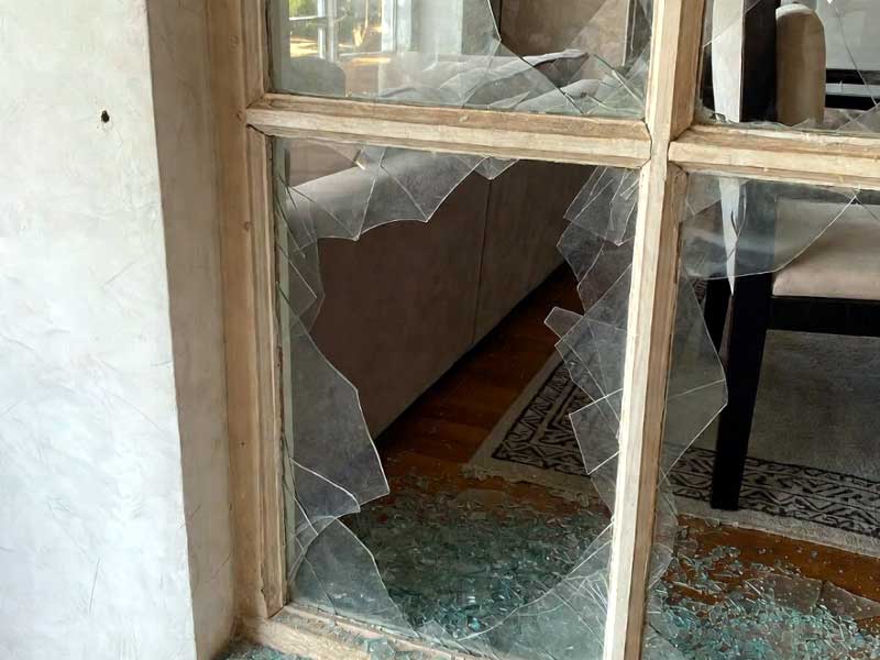 Thay kính cửa bị vỡ giá bao nhiêu - Nhôm Kính Hùng Thịnh 2026: Chỉ từ 200k 2 Thay kính vở hết bao nhiêu tiền là câu hỏi nhiều gia đình quan tâm